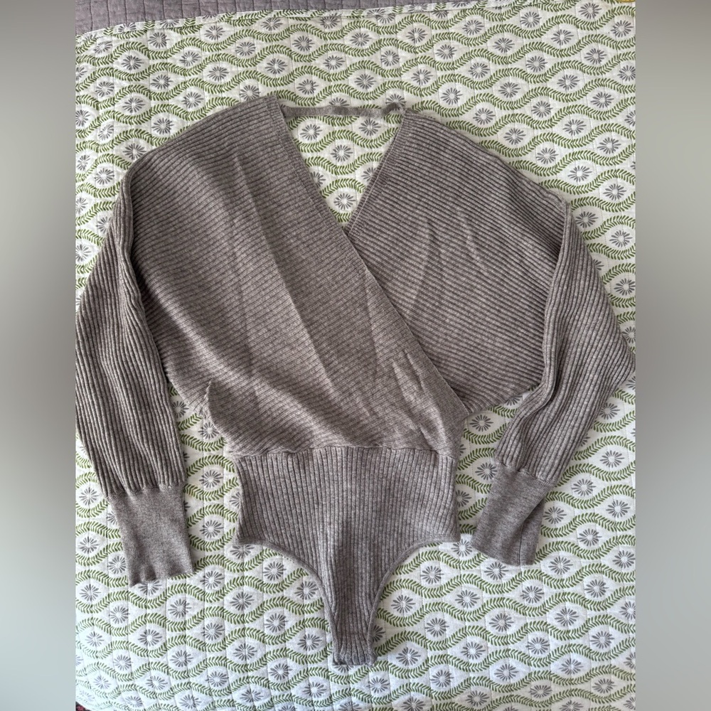 Le Lis Gray Ribbed Knit Bodysuit Sweater. Small
